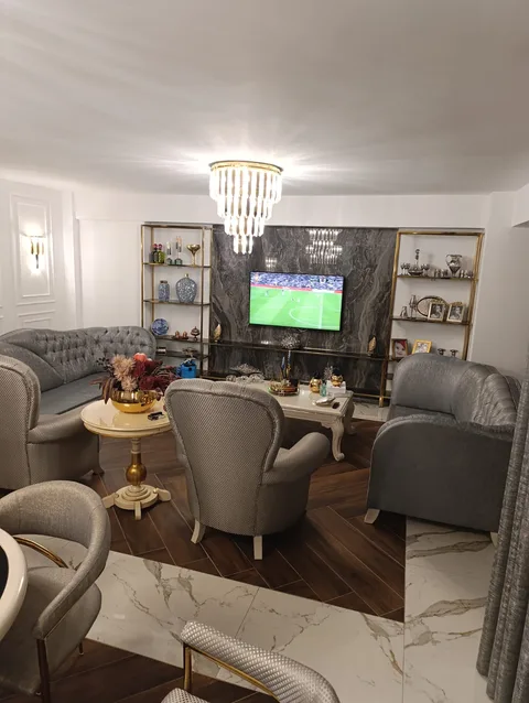 Gri koltuk takımı ve berjerlerin bulunduğu salon