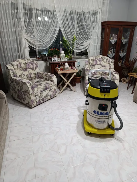 Çiçek desenli berjerler ve temizlik ekipmanı